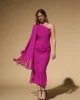 Vestido fucsia asimétrico con pañuelo de flecos Vestido fucsia asimétrico con pañuelo de flecos