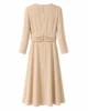Vestido midi beige con falda de vuelo Vestido midi beige con falda de vuelo