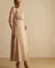 Vestido midi beige con falda de vuelo Vestido midi beige con falda de vuelo