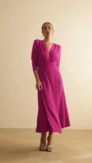 Vestido de crepé fucsia con falda de vuelo