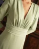 Vestido de crepé verde menta con falda de vuelo Vestido de crepé verde menta con falda de vuelo