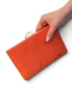 Bolso clutch de antelina coral con doble cadena Bolso clutch de antelina coral con doble cadena