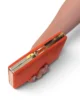 Bolso clutch de antelina coral con doble cadena Bolso clutch de antelina coral con doble cadena