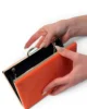 Bolso clutch de antelina coral con doble cadena Bolso clutch de antelina coral con doble cadena