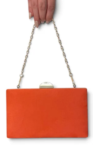 Bolso clutch de antelina coral con doble cadena