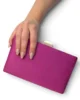 Bolso clutch de antelina fucsia con doble cadena Bolso clutch de antelina fucsia con doble cadena