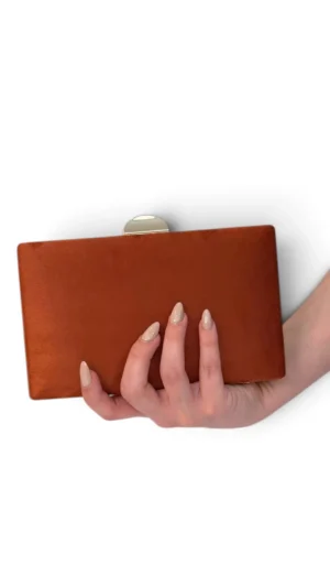 Bolso clutch de antelina teja con doble cadena