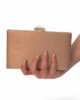 Bolso clutch de antelina nude con doble cadena Bolso clutch de antelina nude con doble cadena