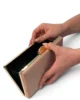 Bolso clutch de antelina nude con doble cadena Bolso clutch de antelina nude con doble cadena