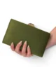 Bolso clutch de antelina oliva con doble cadena Bolso clutch de antelina oliva con doble cadena