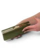 Bolso clutch de antelina oliva con doble cadena Bolso clutch de antelina oliva con doble cadena