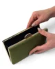 Bolso clutch de antelina oliva con doble cadena Bolso clutch de antelina oliva con doble cadena