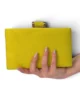 Bolso clutch de antelina amarillo con cierre cilíndrico Bolso clutch de antelina amarillo con cierre cilíndrico