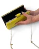 Bolso clutch de antelina amarillo con cierre cilíndrico Bolso clutch de antelina amarillo con cierre cilíndrico