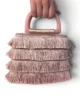 Bolso nude con flecos y asas acrílicas Bolso nude con flecos y asas acrílicas