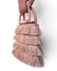Bolso nude con flecos y asas acrílicas Bolso nude con flecos y asas acrílicas