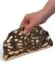 Bolso clutch dorado de metal irregular Bolso clutch dorado de metal irregular