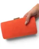 Bolso clutch coral de antelina rígido Bolso clutch coral de antelina rígido