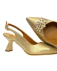 Zapato dorado con tacón bajo Zapato dorado con tacón bajo