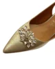 Zapato dorado con tacón bajo Zapato dorado con tacón bajo