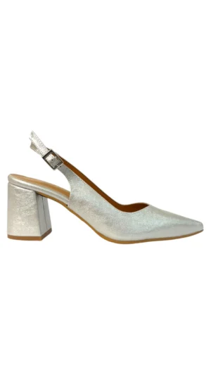 Zapato plateado con tacón ancho bajo