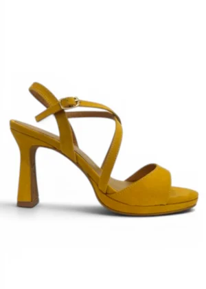 Sandalias mostaza de tiras cruzadas