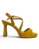 Sandalias mostaza de tiras cruzadas Sandalias mostaza de tiras cruzadas