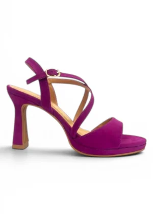 Sandalias moradas de tiras cruzadas