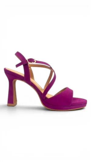 Sandalias moradas de tiras cruzadas