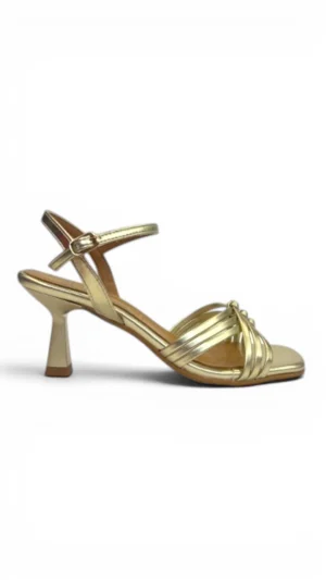 Sandalias doradas de tiras con tacón fino