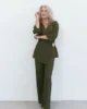 Conjunto verde seco con cuerpo cruzado y broche nácar Conjunto verde seco con cuerpo cruzado y broche nácar
