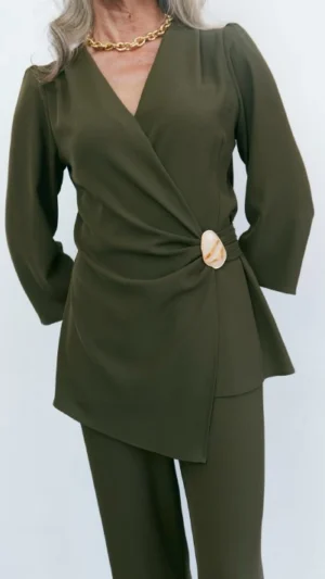 Conjunto verde seco con cuerpo cruzado y broche nácar