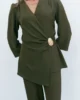 Conjunto verde seco con cuerpo cruzado y broche nácar Conjunto verde seco con cuerpo cruzado y broche nácar