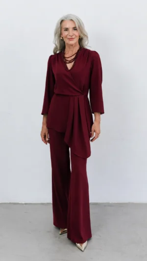 Conjunto de pantalón granate con cuerpo cruzado