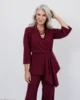 Conjunto de pantalón granate con cuerpo cruzado Conjunto de pantalón granate con cuerpo cruzado
