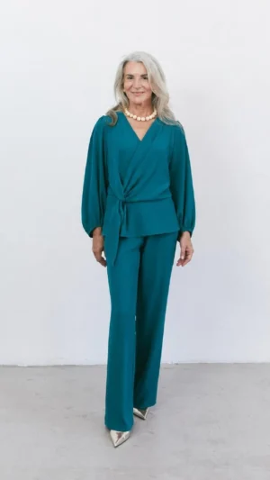 Conjunto de pantalón verde pato y blusa corta de crepe