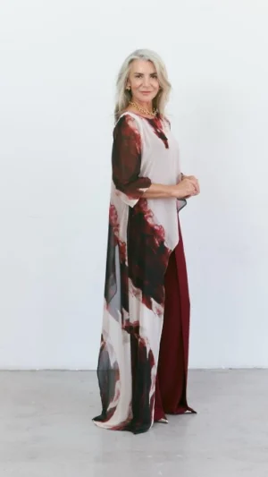 Mono granate con blusa larga de gasa estampada