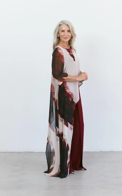 26710_1 copia Mono granate con blusa larga de gasa estampada
