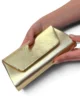 Bolso de fiesta tipo sobre metalizado dorado Bolso de fiesta tipo sobre metalizado dorado