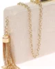 Bolso clutch de rafia metalizada perlada con borla Bolso clutch de rafia metalizada perlada con borla