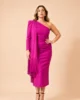 Vestido midi fucsia con fular de flecos Vestido midi fucsia con fular de flecos
