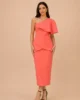 Vestido midi coral de un hombro con volante Vestido midi coral de un hombro con volante