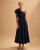 Vestido midi azul marino de un hombro con volantes Vestido midi azul marino de un hombro con volantes