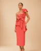 Vestido midi coral de un hombro con volantes de tafetán Vestido midi coral de un hombro con volantes de tafetán