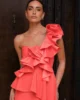 Vestido midi coral de un hombro con volantes de tafetán Vestido midi coral de un hombro con volantes de tafetán