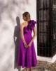 Vestido midi morado de un hombro con volante de tafetán Vestido midi morado de un hombro con volante de tafetán