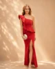 Vestido rojo largo asimétrico con volante Vestido rojo largo asimétrico con volante