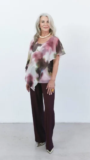 Conjunto de pantalón berenjena y blusa de gasa estampada