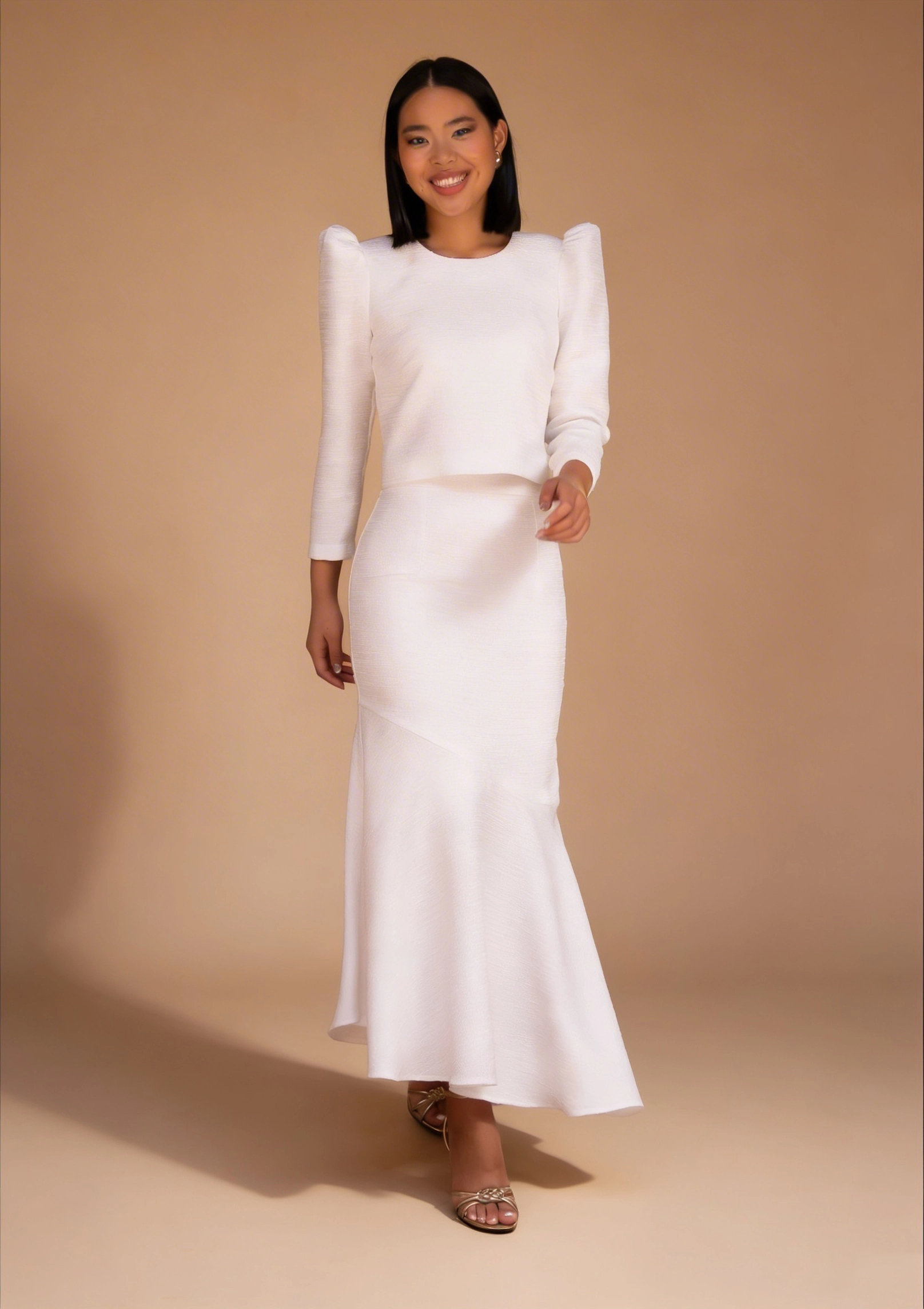 38027 copia Conjunto de tweed blanco con top y falda de corte diagonal