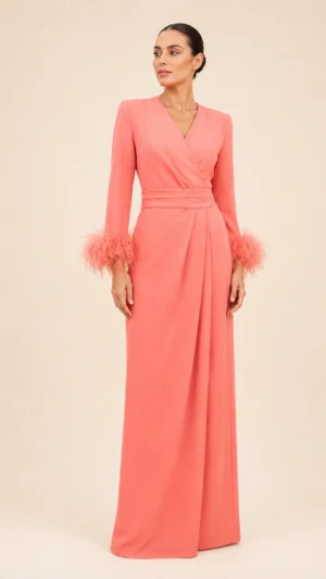 Ylma modas vestidos de fiesta, novia y comunión Vestido largo de crepe coral con plumas en los puños